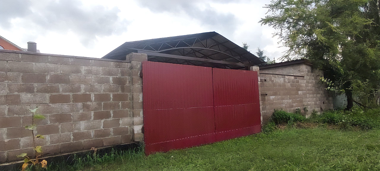 Полузакрытый навес с крышей из поликарбоната